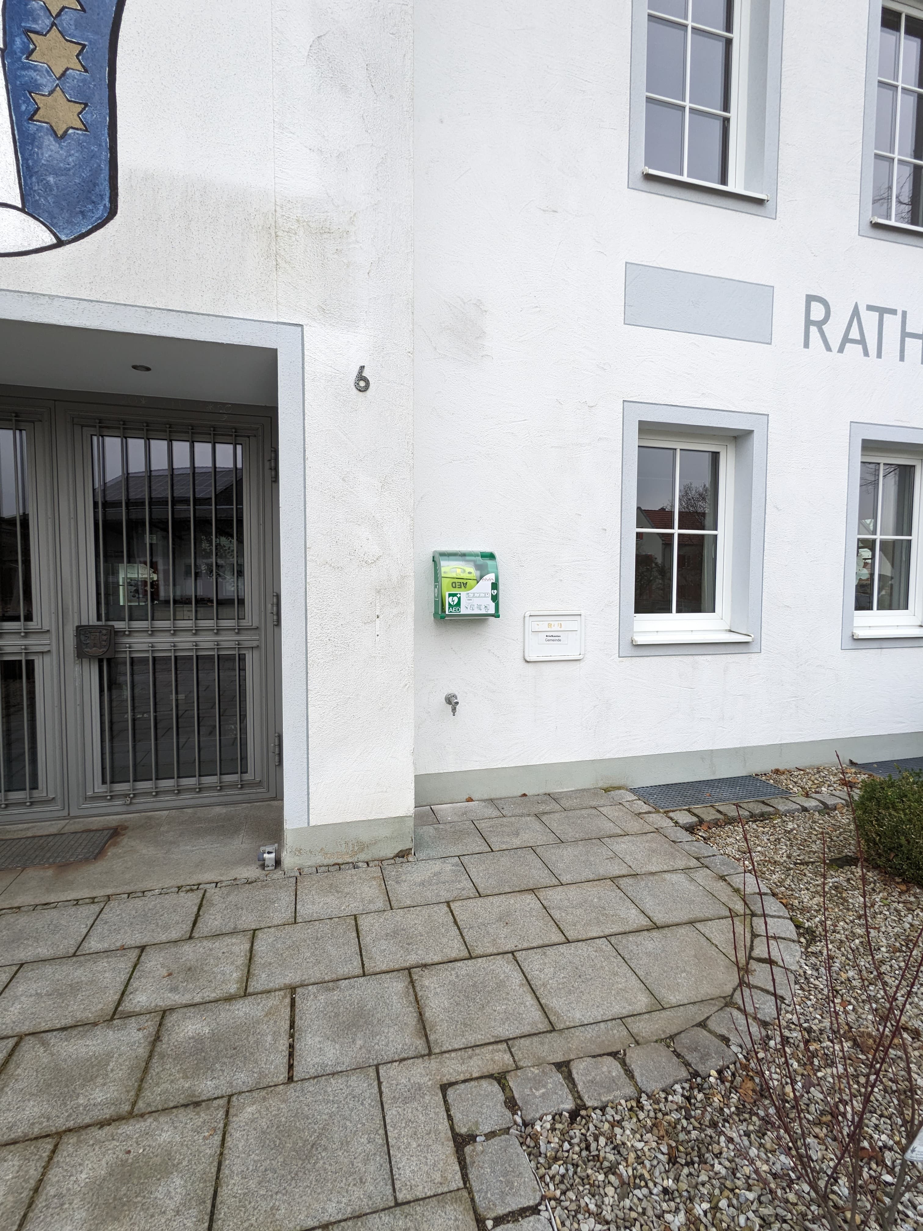 Defibrillator am Rathaus aus der Nähe