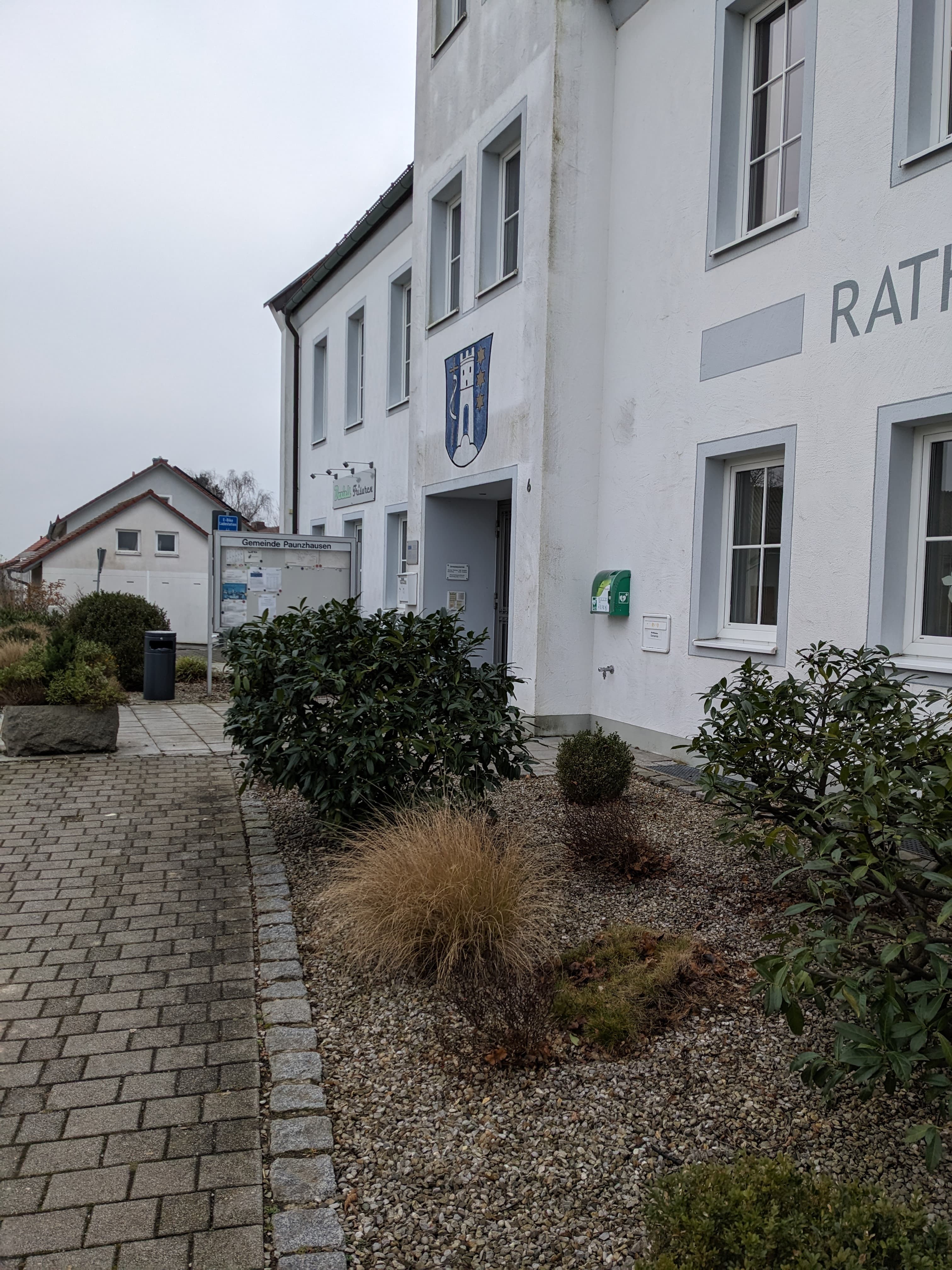 Defibrillator am Rathaus von der Seite